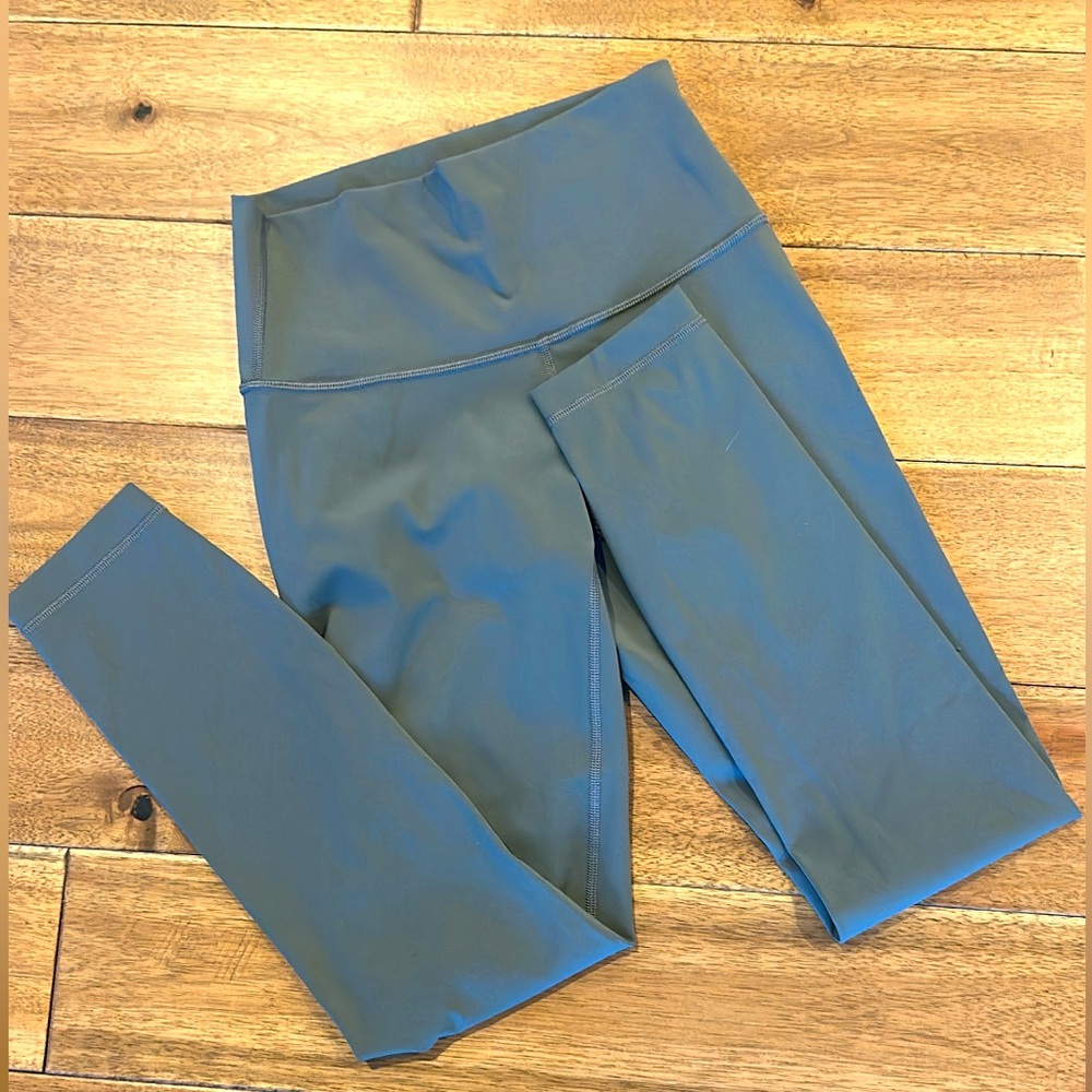 Lululemon wunder train size 4 25”, smoke free, excellent condition